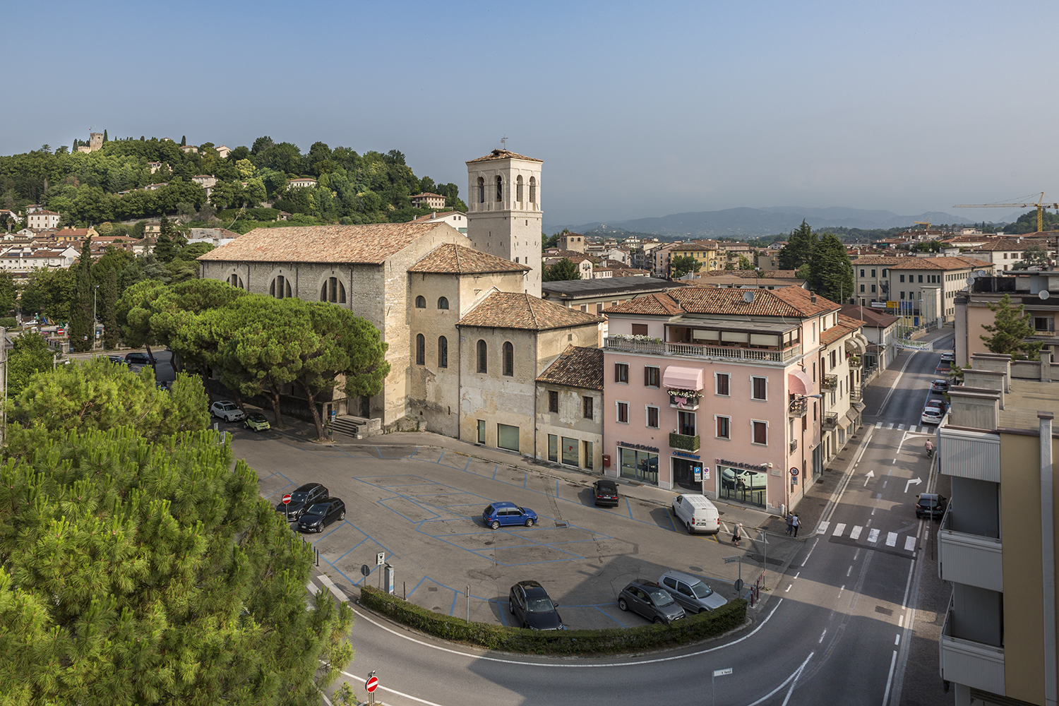 #chiesa #church #città #tree #alberi #picture #artistic #architecture #pic #fotografia #paesaggio #corsofranciatorino #tetti #roofs #roof #tegole #tettirossi #donnamodernainviaggio #piemonte #piemonte_super_pics #italy #italiapiace #relax #verona #villa #villaquaranta #cantina #amarone #cdu #lavorocasa #visitveneto