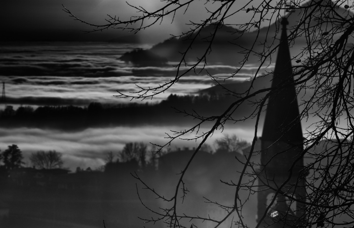 Osigo campanile con nebbia